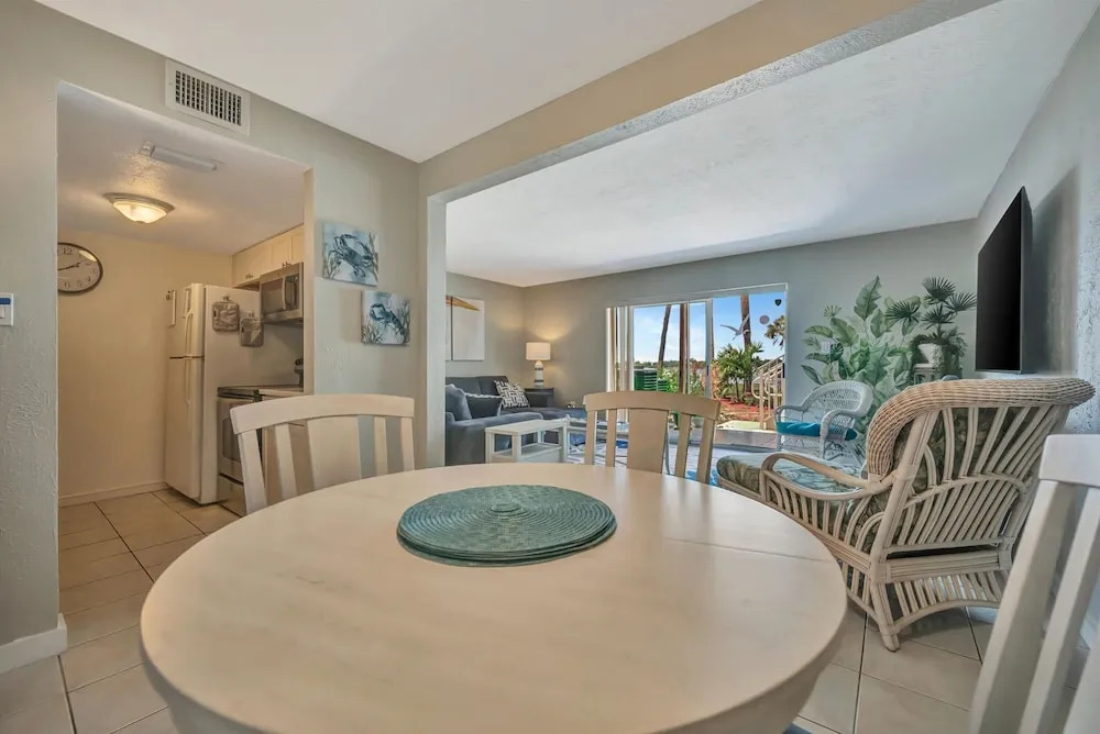 Relax Beachside Tropical Resort Amenities 1b1b