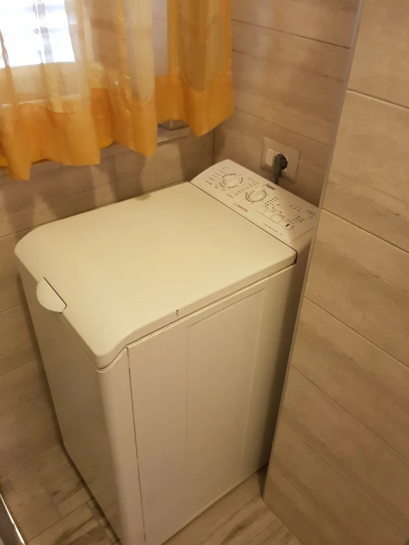 Monovano Furnished With a Small Garden