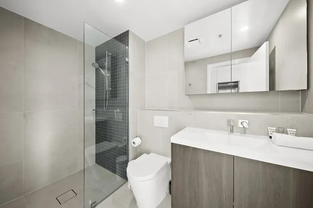 Refined 2-bed With Luxurious Building Amenities