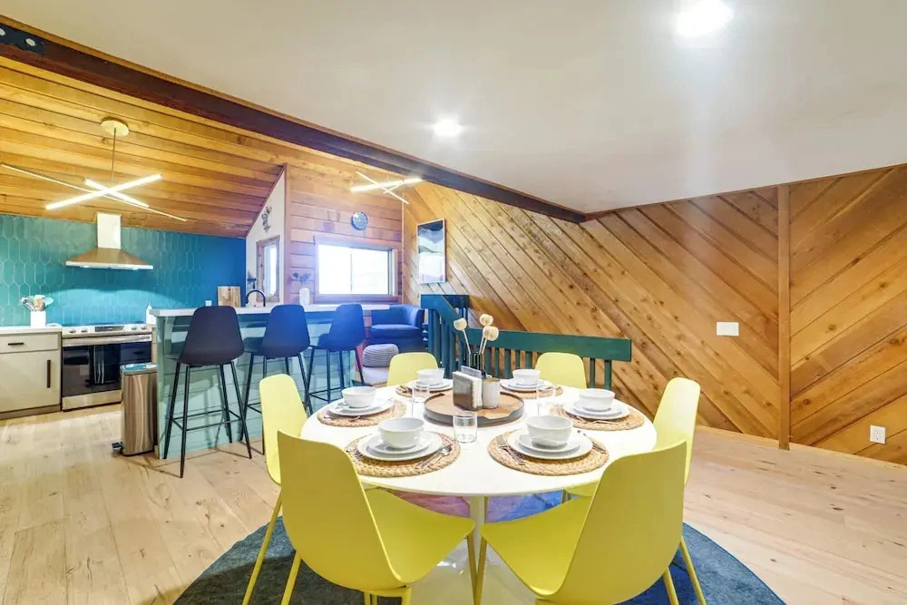 2 Mi to Eagle Lodge! Multi-level Haven w/ Hot Tub