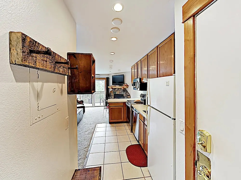 New Listing! Ski Studio W/ Pool, Sauna & Hot Tub Studio Bedroom Condo