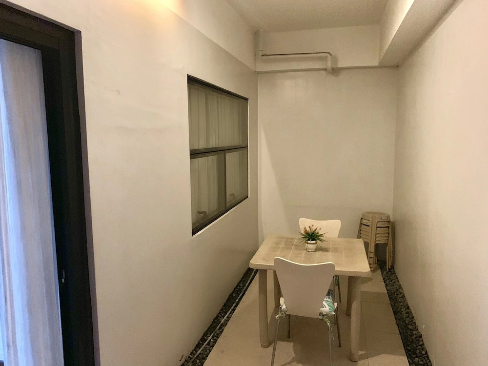 Spacious 1 BR Unit in AppleOne Ayala