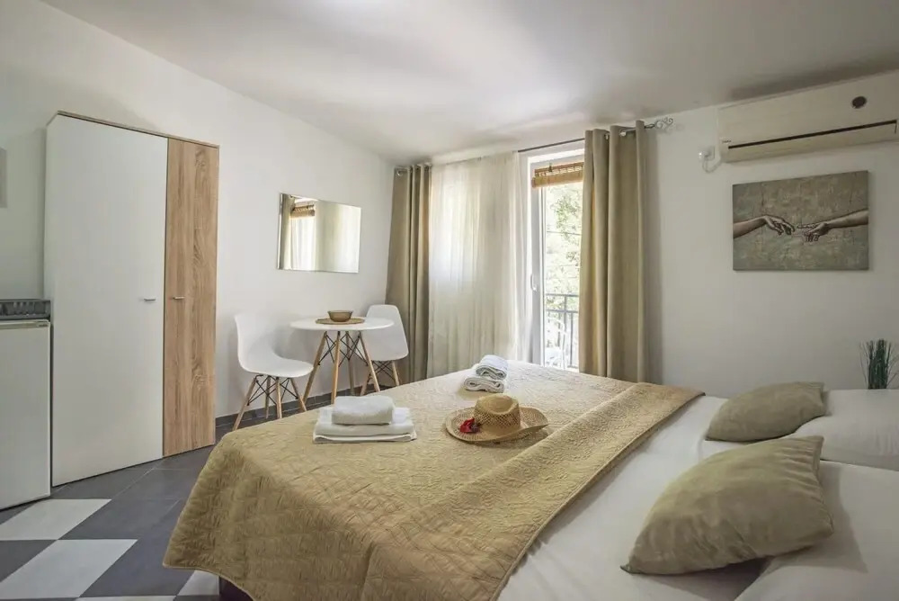 Chic Studio Flat With Balcony Near Beach in Tivat