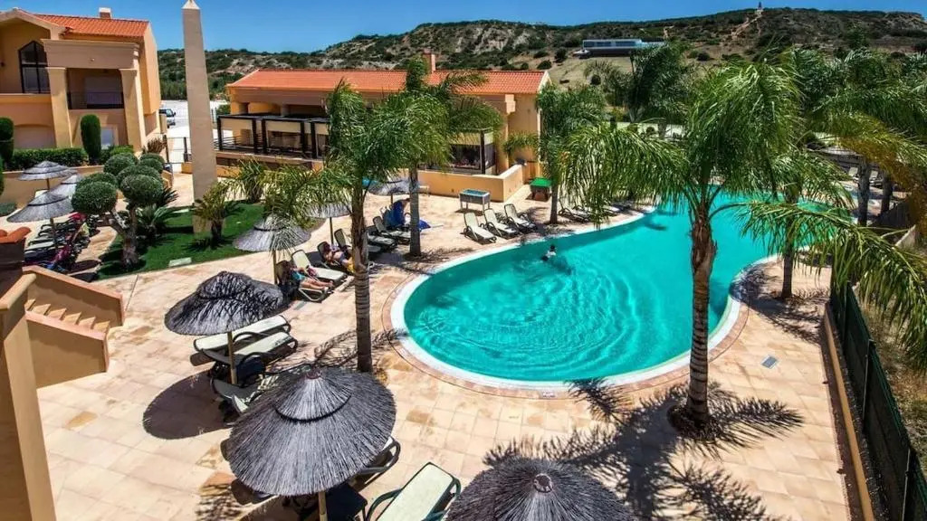 Stunning 2 Bedroom Apartment 500m to Luz Beach
