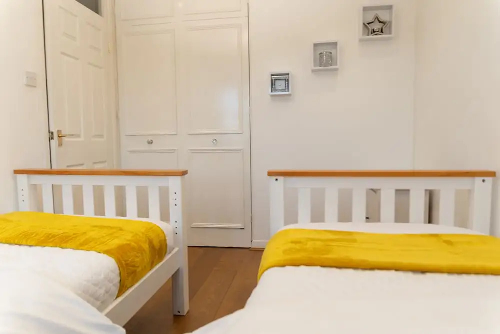 Spacious 4 Bed Home in Milton Keynes -free Parking