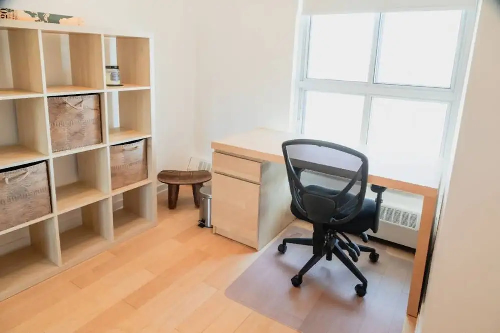 Spacious Family Condo In Swansea, Toronto