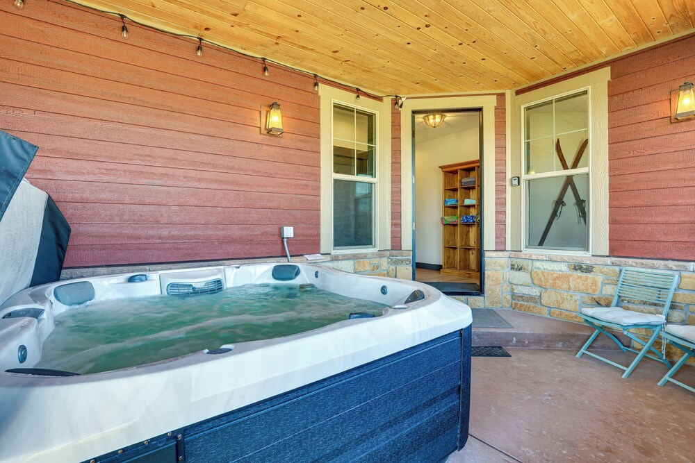 Hot Tub & Mtn Views: Townhome in Granby!