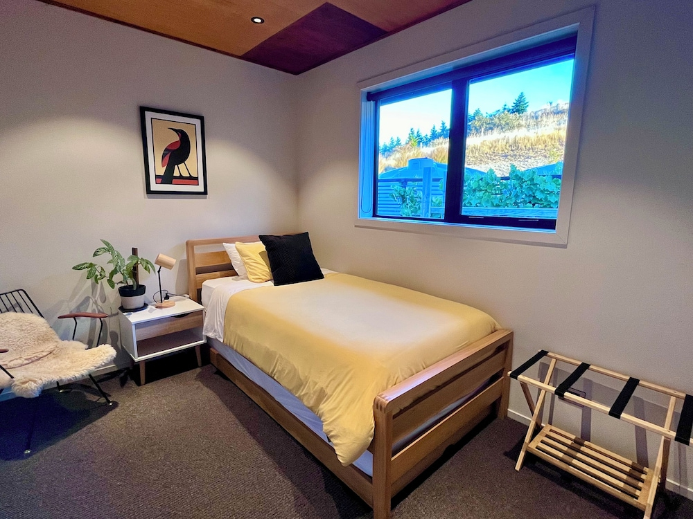 Fiordland Eco-Retreat -- Panoramic Views -- Hot Tub