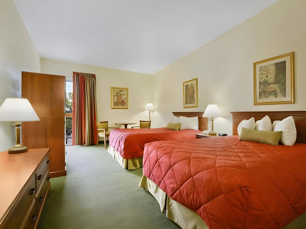 Magnuson Grand Hotel Maingate West