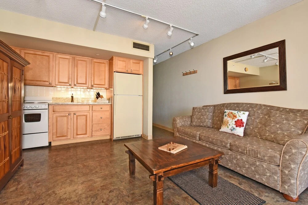 Royal Kahana #617 Studio Bedroom Condo by RedAwning