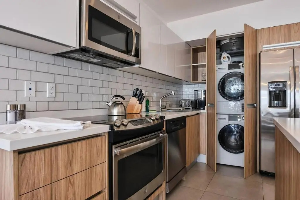 Luxury 2-Bedroom Condo with Ocean and Sunset Views