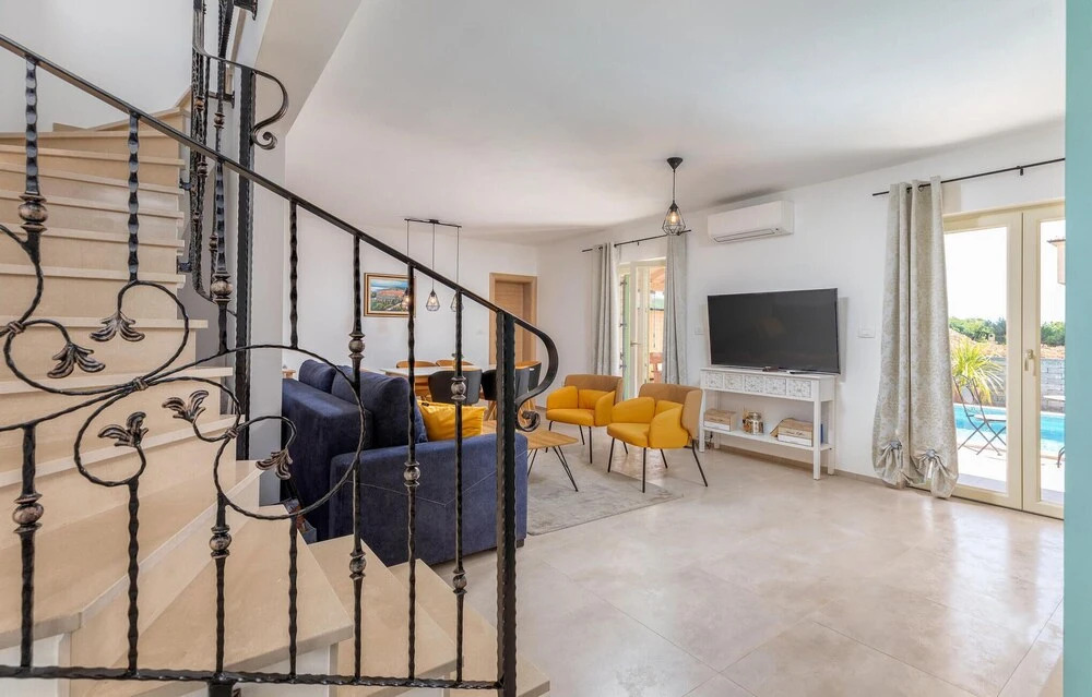 Gorgeous Home In Peroj