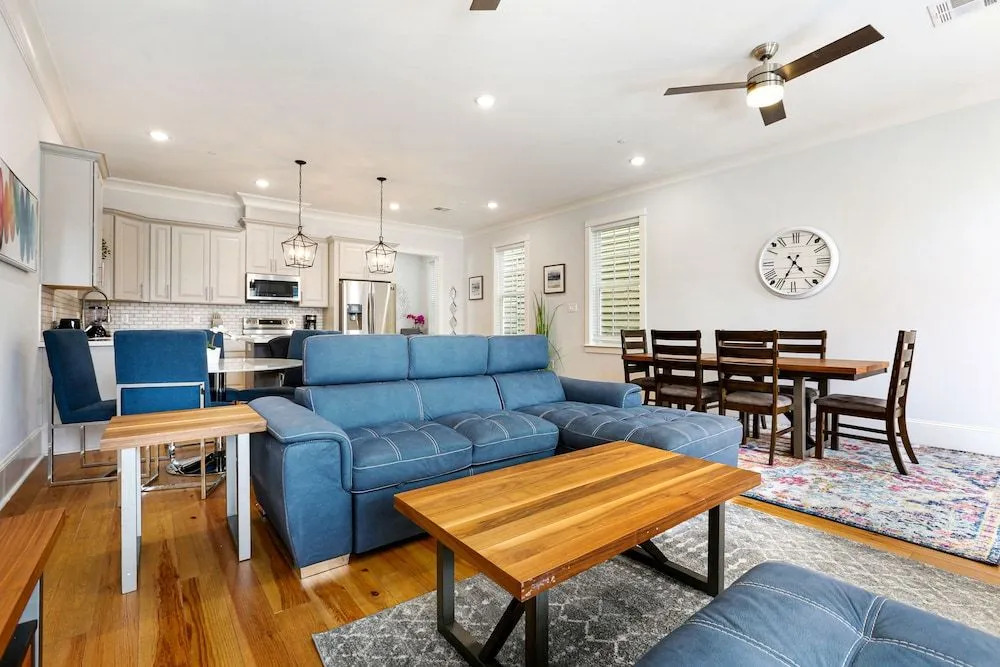 Modern 5 BR Condo - Large Pool - Near Everything