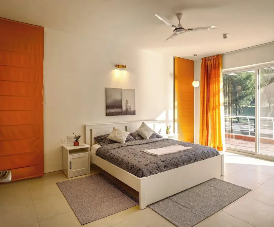Golf View Home by StayJade Luxury HugeLawn4BHK