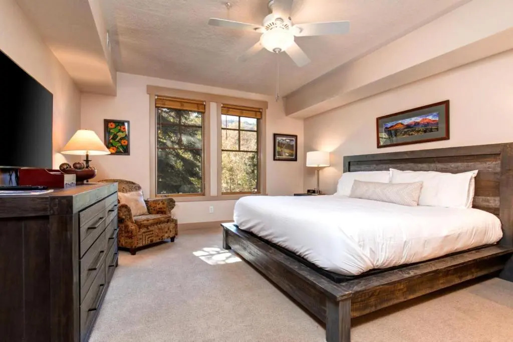 K B M Resorts- TPC-102C Remodeled 3Bd, walk to Main and Town Lift, private hot tub, AC