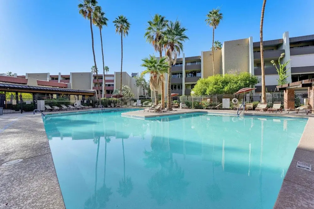 < 1 Mi to Fashion Square: Condo w/ Community Perks