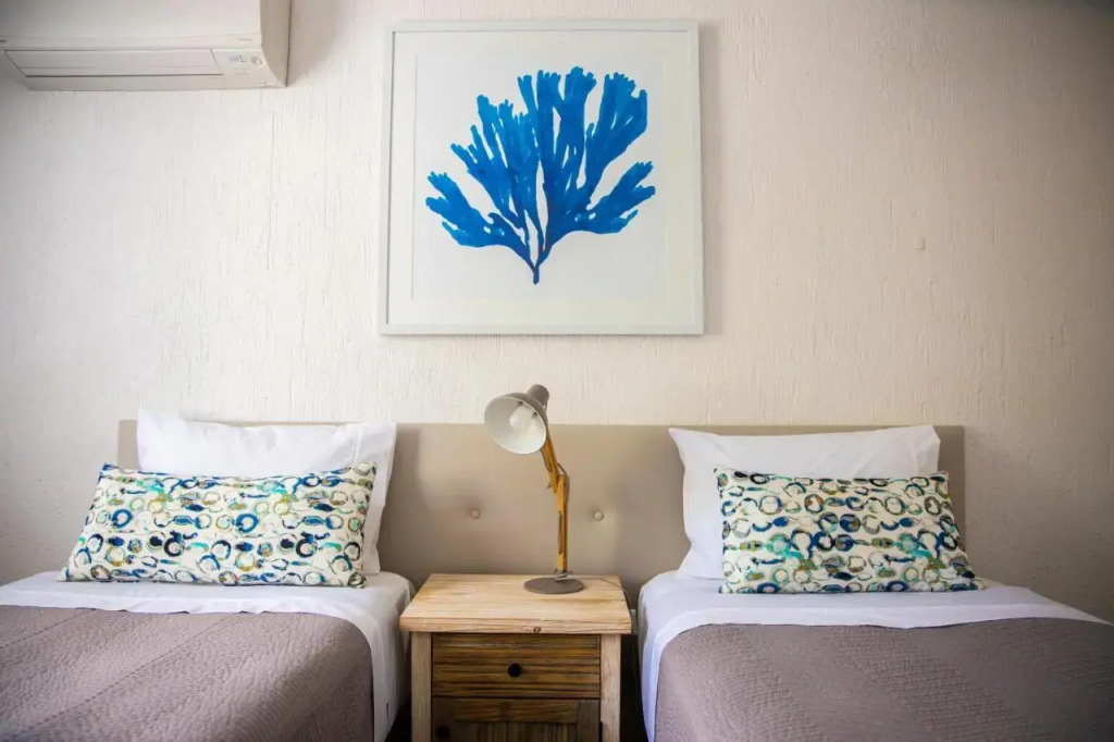 2 Bedroom Renovated Townhouse, Walk to Noosa River