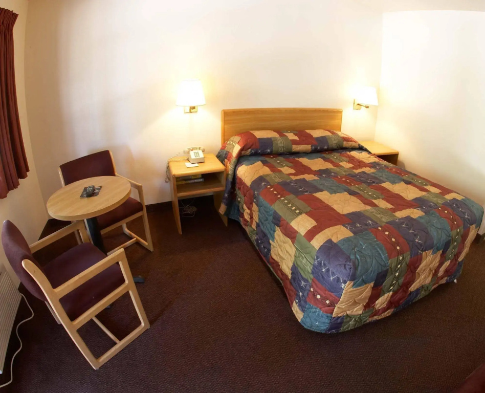 EZ 8 Motel Old Town