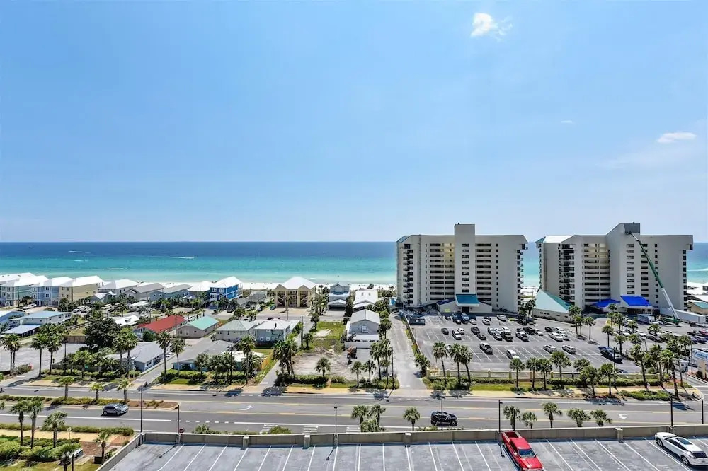 Laketown Wharf 1003, Gulf View, Sleeps 6. Free Fun! Updated! 1 Bedroom Condo by RedAwning