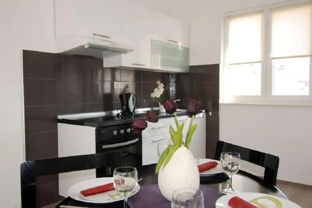 Apt Central - 40m from the beach