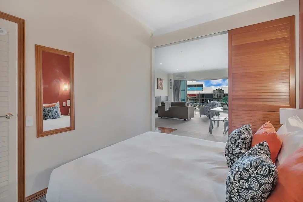 QV Serviced Modern Viaduct Apartment - 805