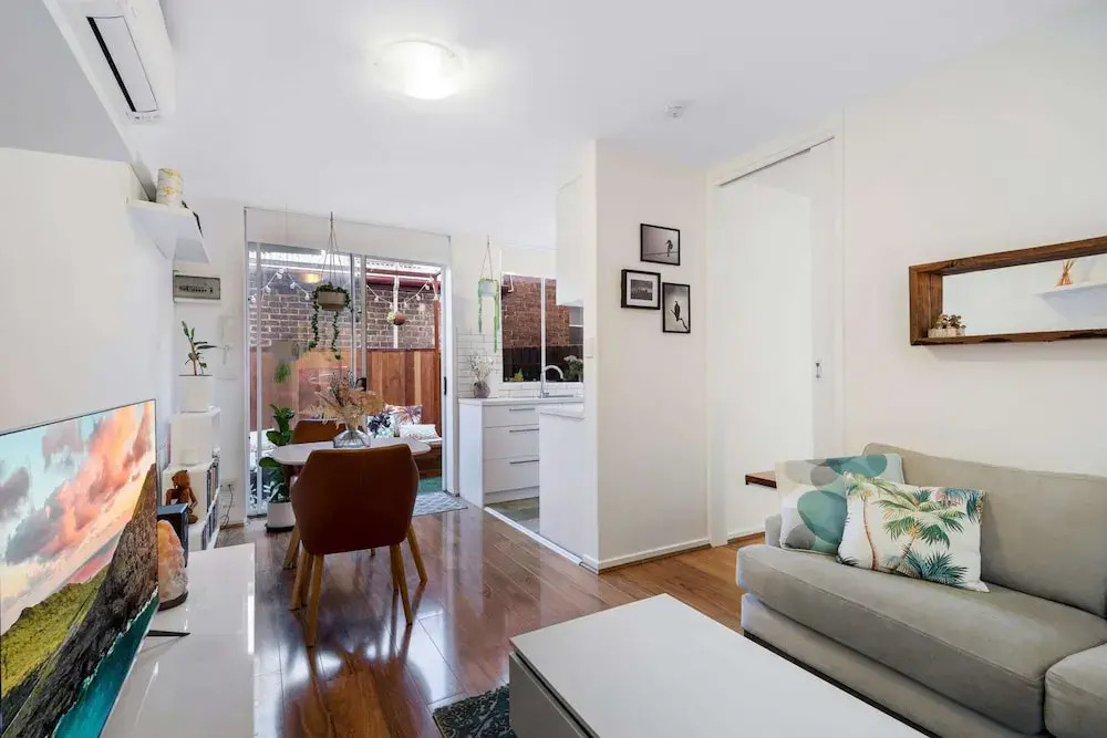 Snug St Kilda Apartment With Private Courtyard