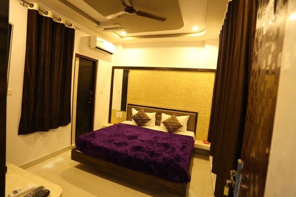 Hotel raj palace near railway station