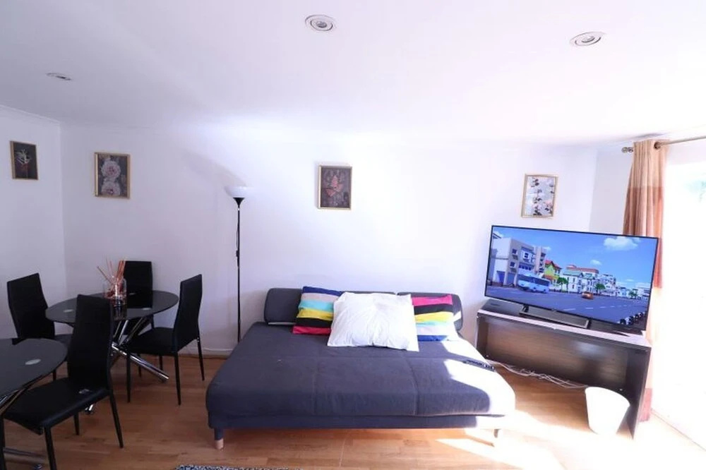 A quiet residential 3 Bedroom Family House b/w Kings Cross and Camden Town
