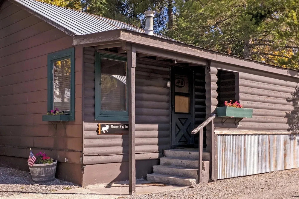 Gateway to Yellowstone! Cabin < 1 Mi to Natl Park