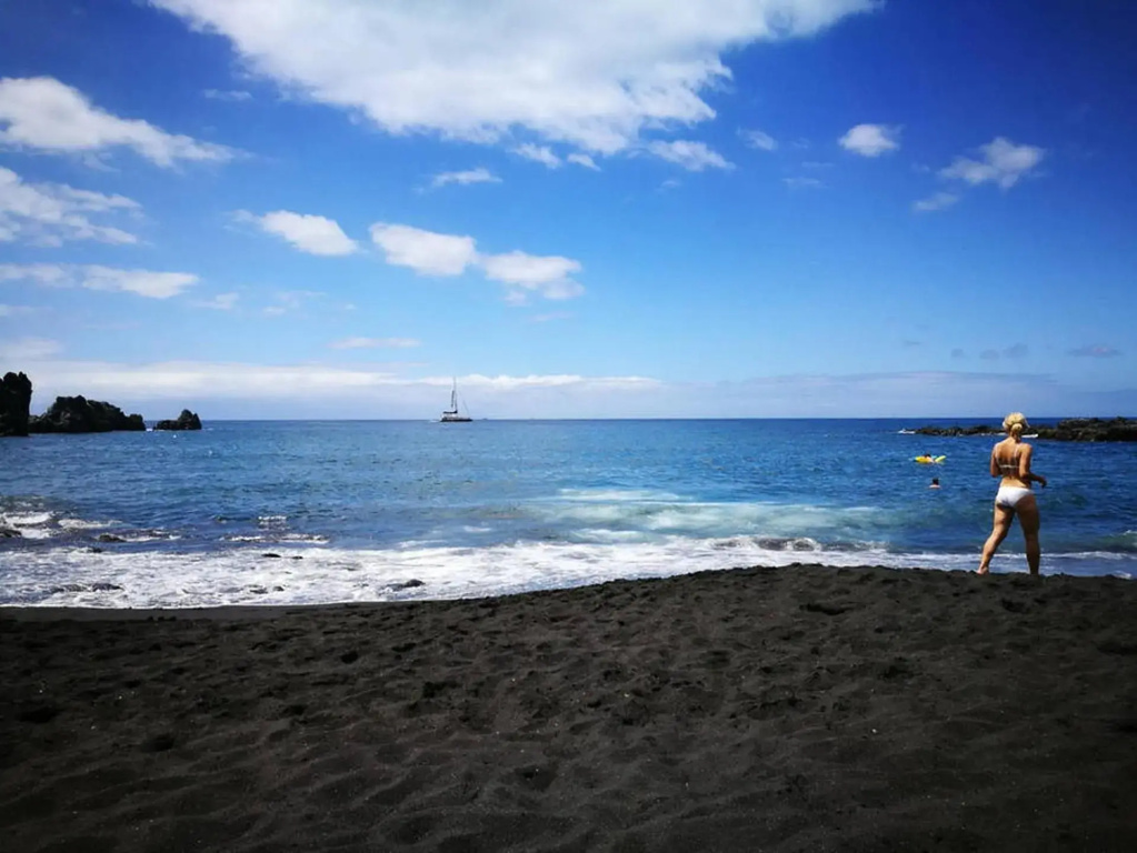 Heat of the Volcano Black Sand Beach very close with Terrace & WIFI