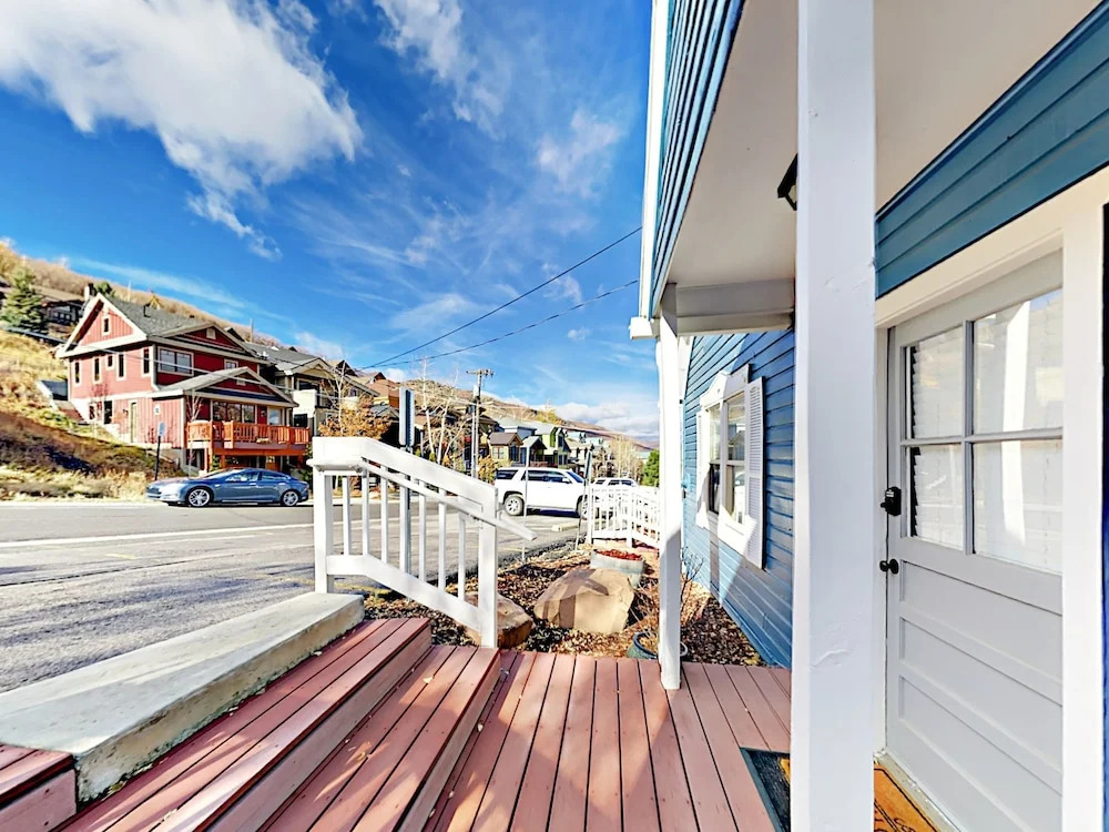 2BR Center Park City Condo by RedAwning
