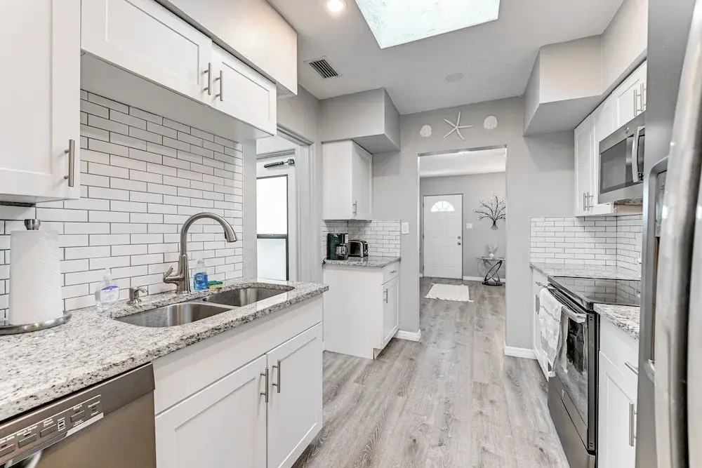 3 Mi to Venice Beach: Pet-friendly Home w/ Yard