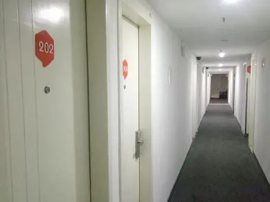 Pengyi Hotel (Shanghai No.9 People's Hospital Xizang South Road Subway Station)