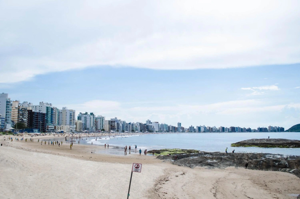 CONFORTO IMBATIVEL - 25 metros do MAR - 2 Quartos com AR CONDICIONADOS SPLIT, Air Fryer, WI-FI, Disney Plus, Star Plus, HBO Max, Cadeiras de Praia e Caixa Térmica - 8 pessoas com Muito Conforto - Melhor Localização