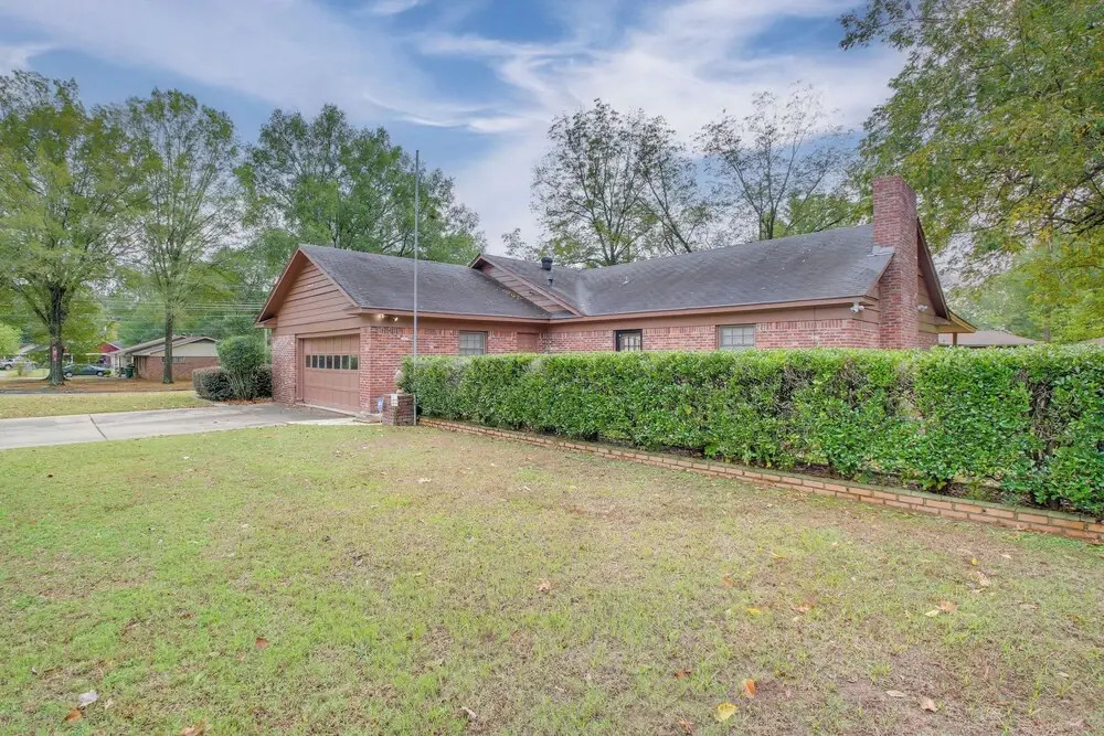 Spacious Little Rock Home w/ Patio - 9 Mi to Dtwn!