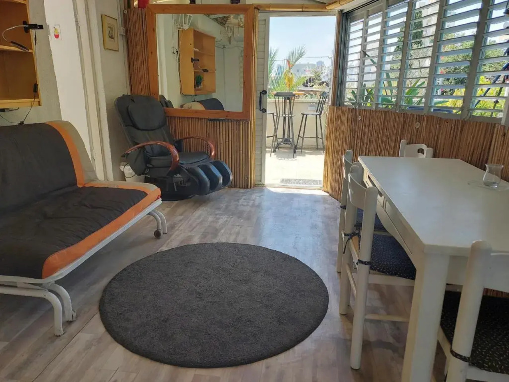 Roof APT W terrace garden,1BR 1BA