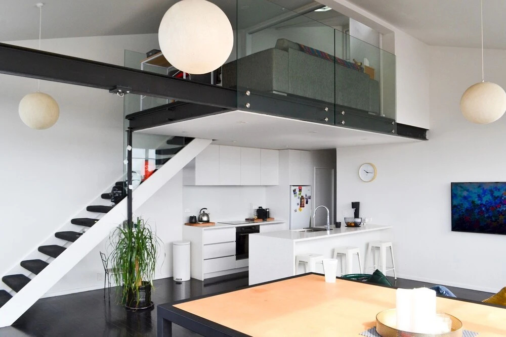 Stylish 2 Bedroom Loft Apartment With Parking