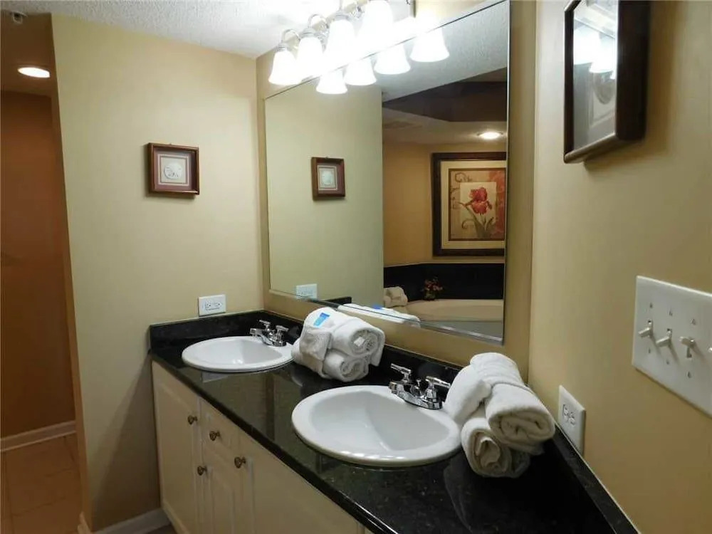 Yacht Club Villas #2-1005 3 Bedrooms 3 Bathrooms Condo