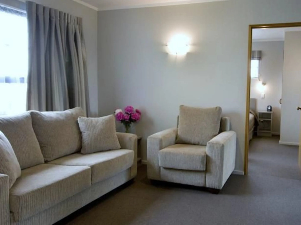 Knightsbridge Court Motor Lodge