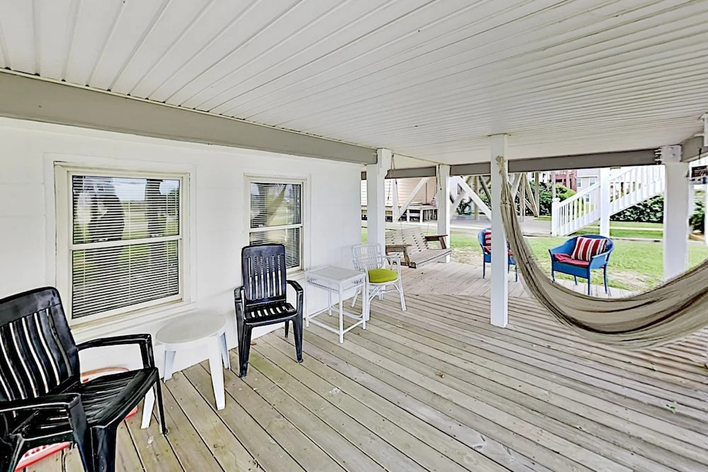 Long Beach Hideaway - Steps To The Sand! 2 Bedroom Duplex