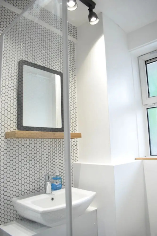 Shadwell 1 Bedroom Flat With Balcony