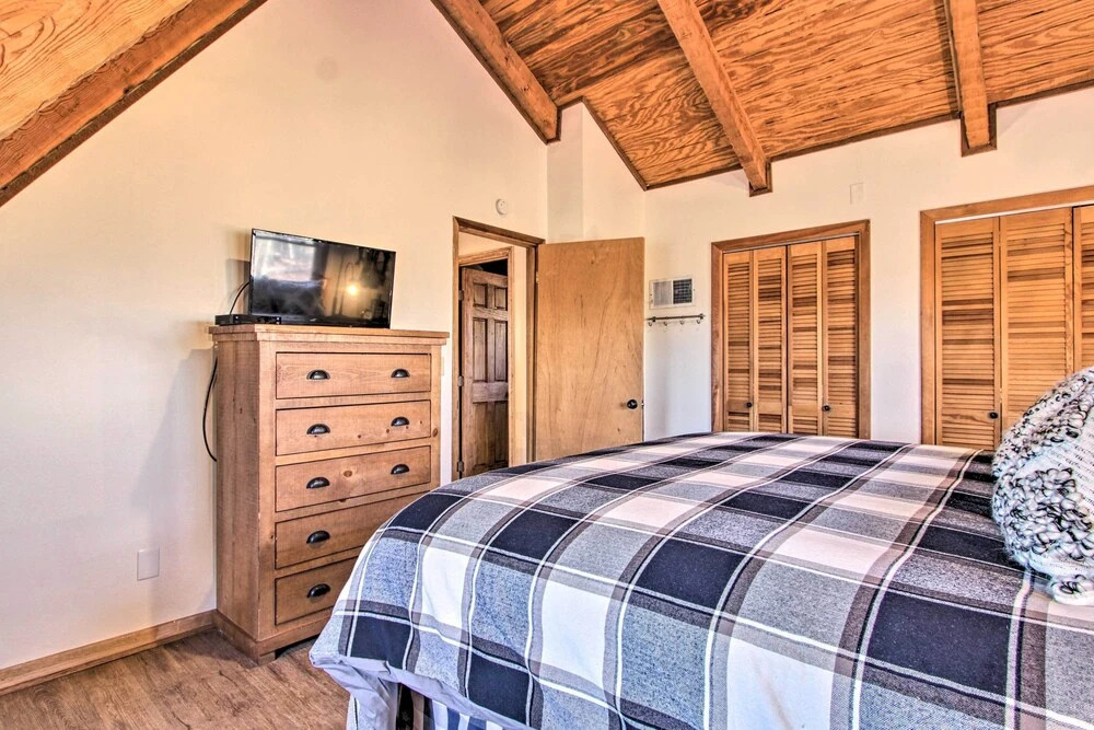 Panoramic-view Gatlinburg Cabin w/ Private Hot Tub
