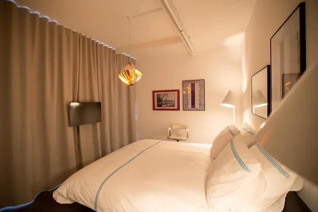 Apartment Wake up in Art