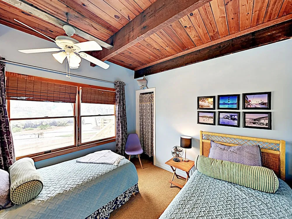 Beachfront Getaway W/ Huge Deck, Classic Interiors Home