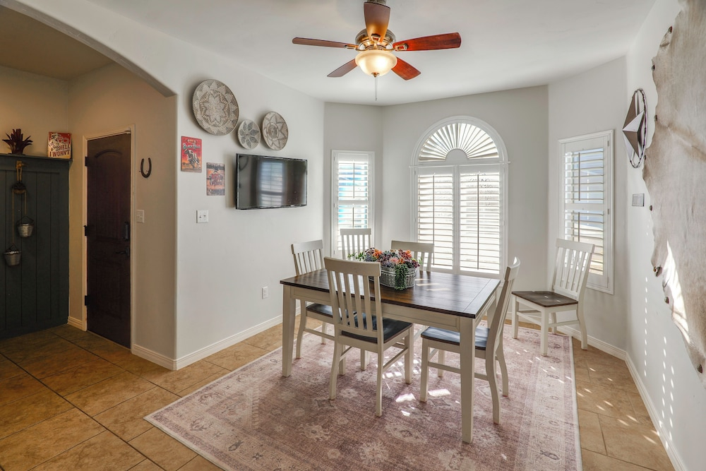 Fire Pit, Pets Welcome: Home 4 Mi to Dtwn Carlsbad