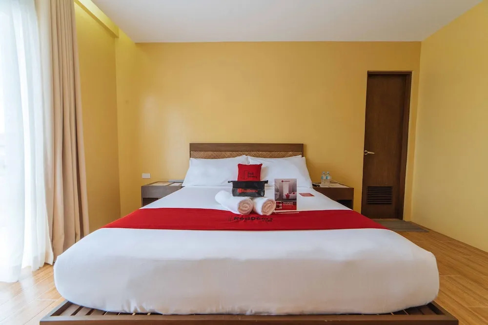 RedDoorz Premium near Health Centrum Banica