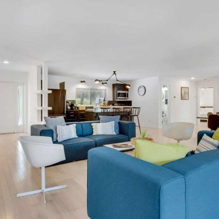 Luxe Lakefront Mansion Waterfront, Pompano Beach
