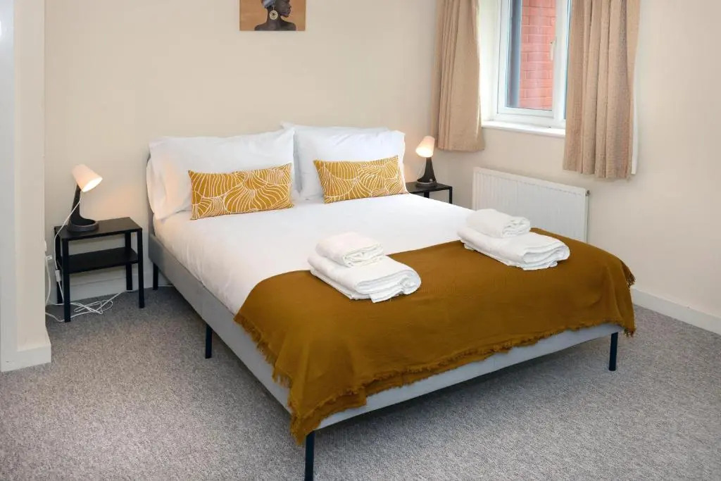 City centre 4 bedroom town house with parking