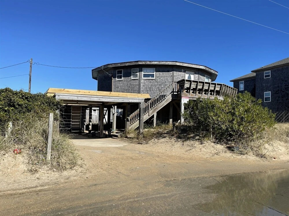 46221 Oramar Drive House by RedAwning