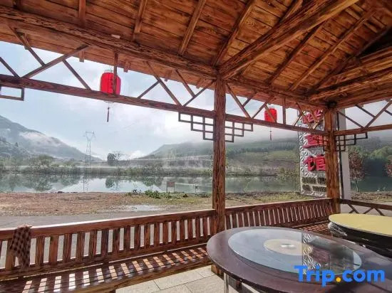 Lake side fish restaurant